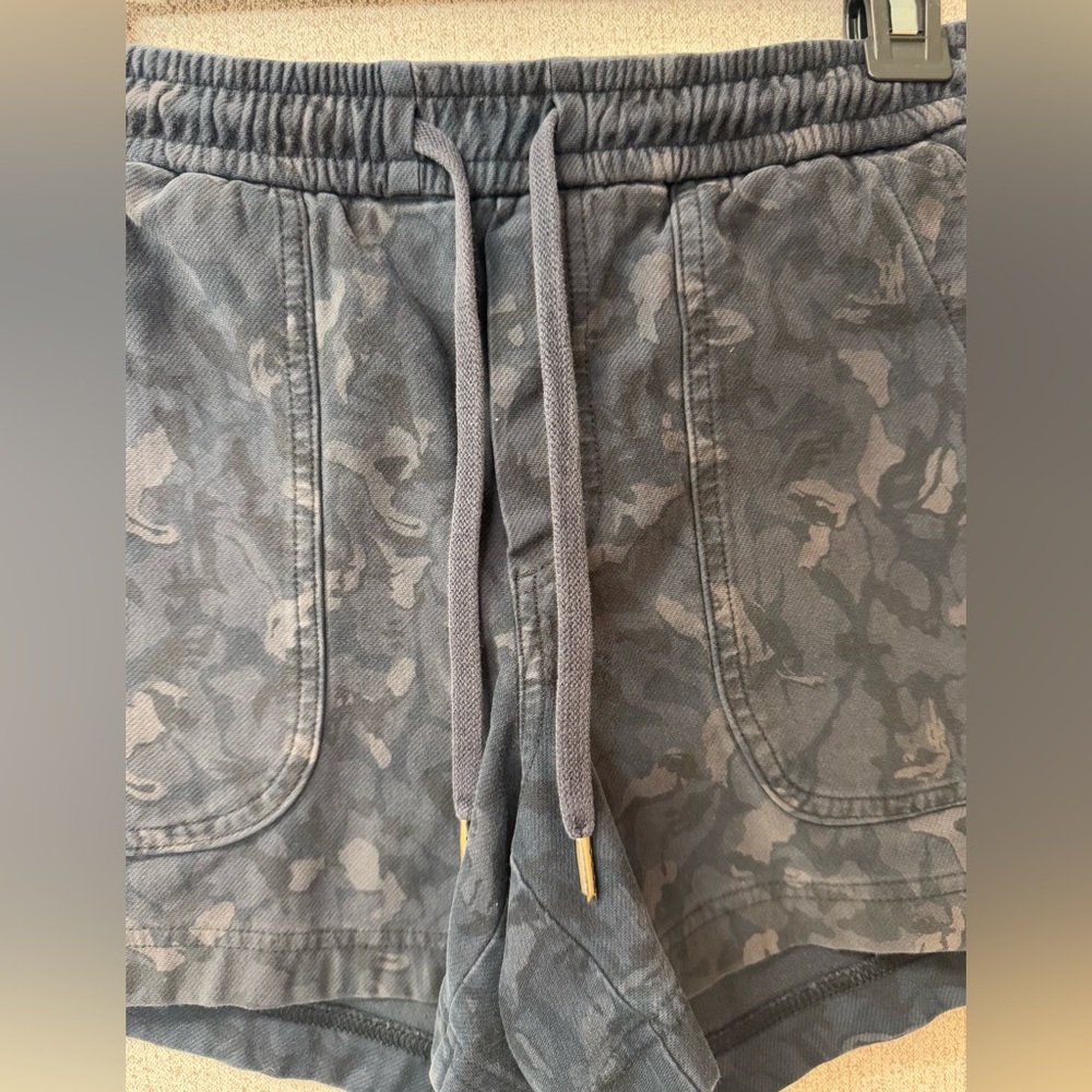 Athleta Black Camo Women's Shorts - Picture 3 of 6